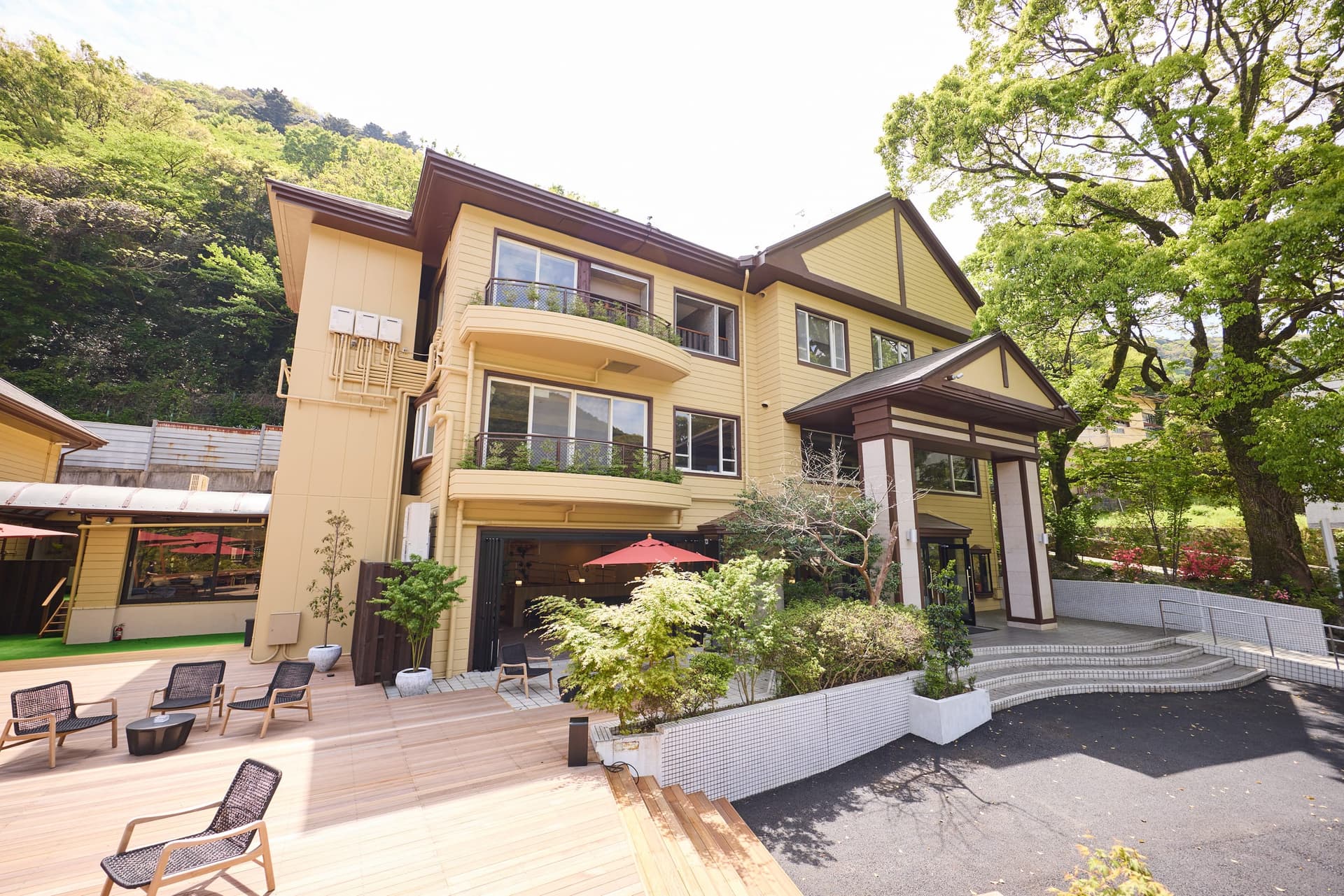 HOTEL nehako 外観とテラス