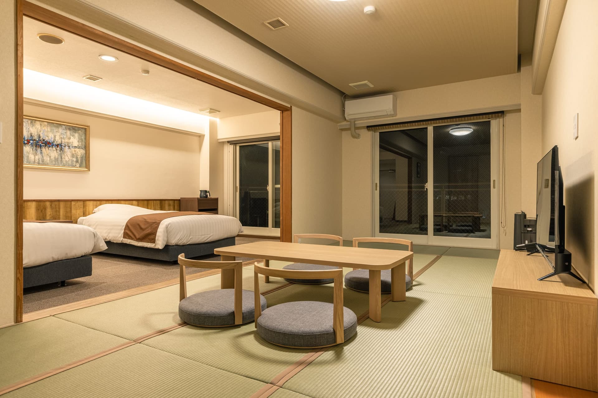 HOTEL nehako 畳スペースとベッドを備えた客室の一例