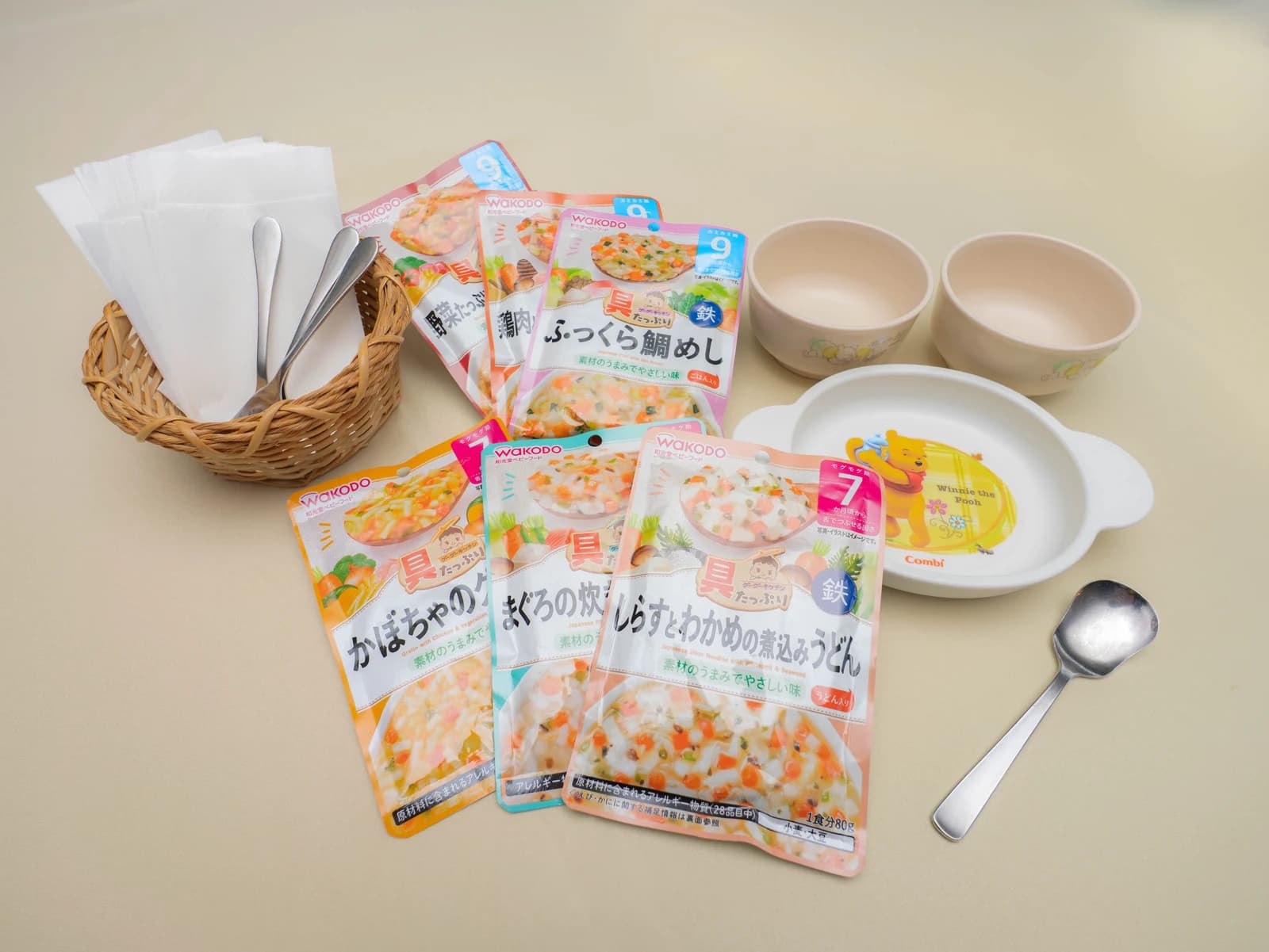 離乳食と子ども用食器の一例