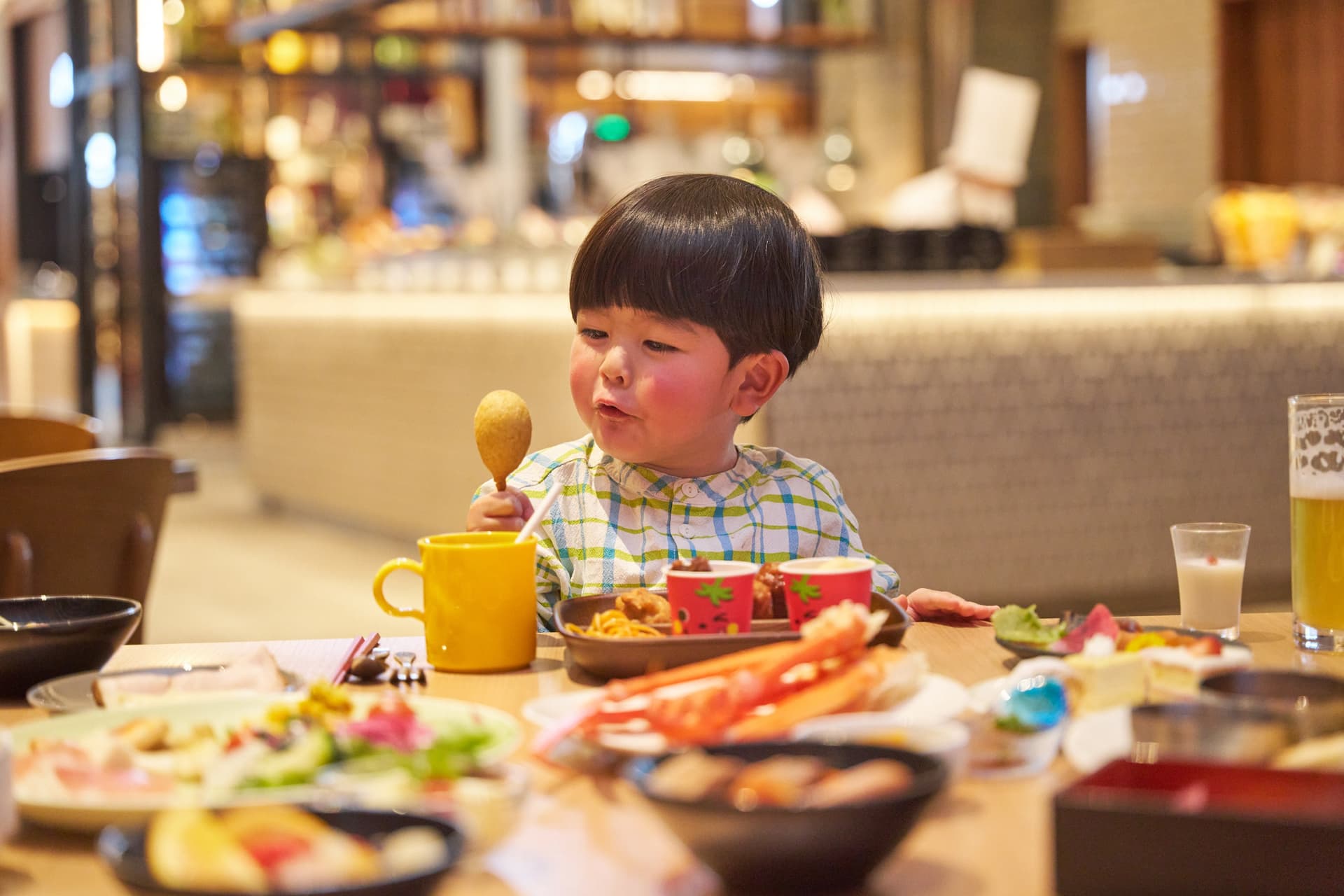レストランで子ども向けの食事を楽しむ様子