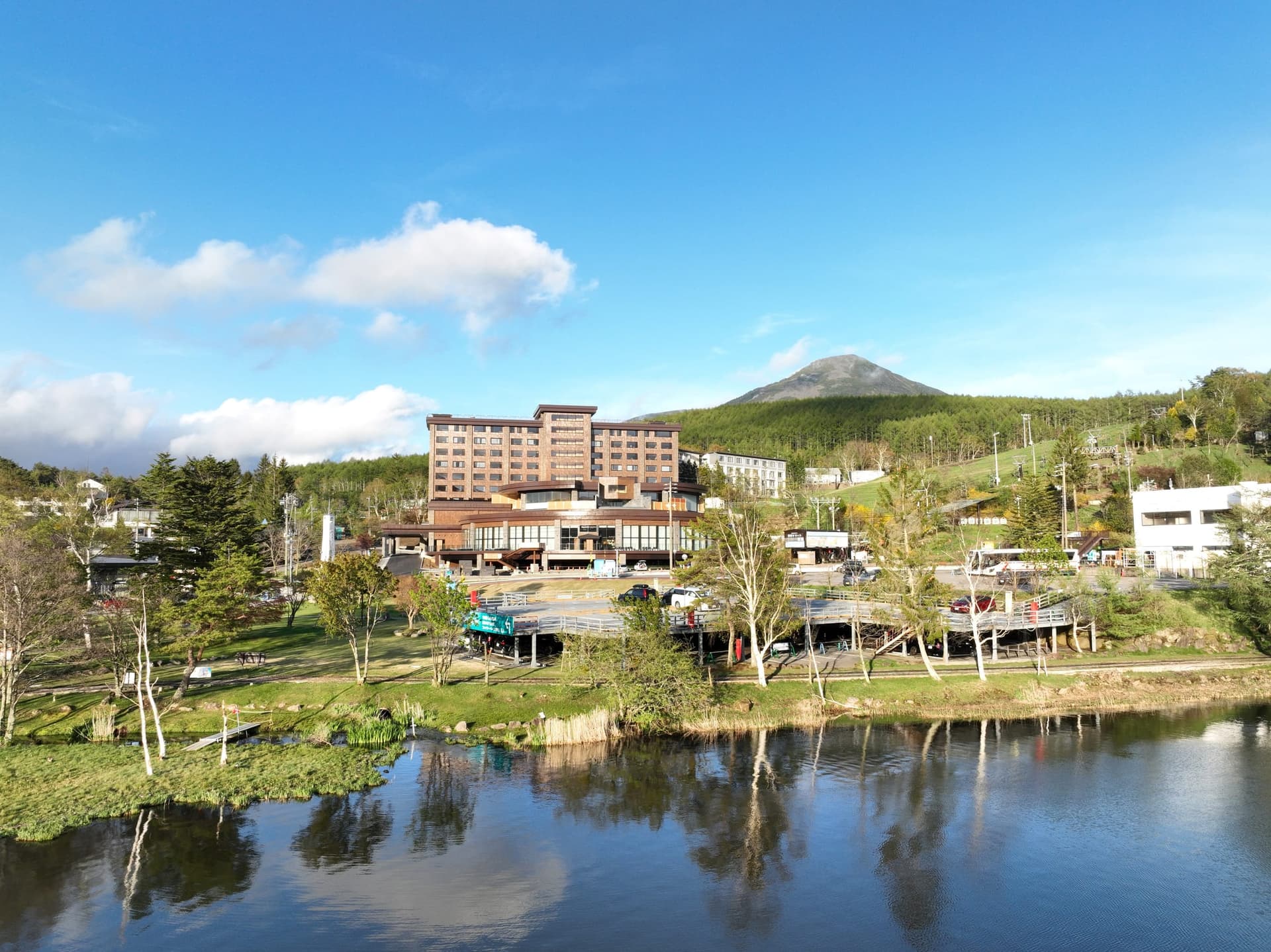 池と山を望む白樺リゾート池の平ホテルの外観